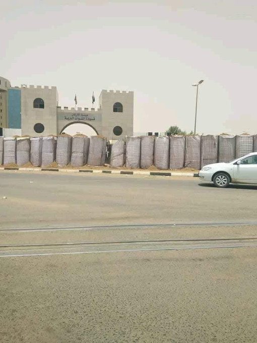 hishamkerma's tweet photo. قد يكون السؤال حول من قام بتصفية قائد متحرك الباقير محرج شوية للبرهان والكيزان ، ما رأيكم لو رجعنا للسؤال الذي لم نجد له إجابة من خمس سنوات : 
طالما انكم تدعون ان الحرب اندلعت فجأة بسبب تمرد وانقلاب الدعم السريع ولم يكن مخطط لها ،، لماذا تم تتريس القيادة العامة للجيش بالكتل الخرسانية وشوالات الرمل قبل الحرب بعامين !؟ 
هل كان تحصين ضد السيول والامطار ام البعوض والذباب !!