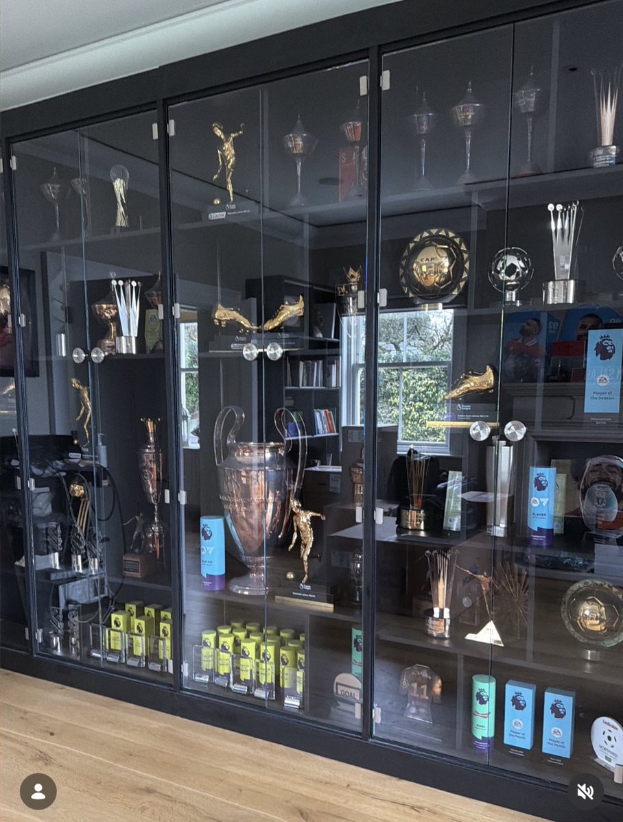 Milos Kerkez en su cuenta de Instagram publica la vitrina de todos los trofeos que tiene Mohamed Salah en su casa. 🤯🏆