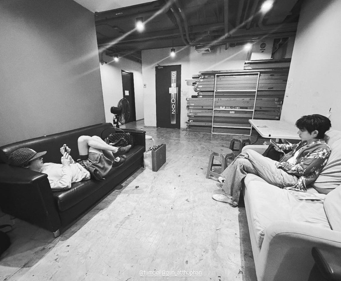 doublewwwwwww's tweet image. เพลงลอยมา เธออยู่ตรงข้ามฉันและมีฉันอยู่ตรงกันข้ามเมื่อใด ปล่อยให้ใจข้างขวาข้างซ้ายรวมกัน🫠