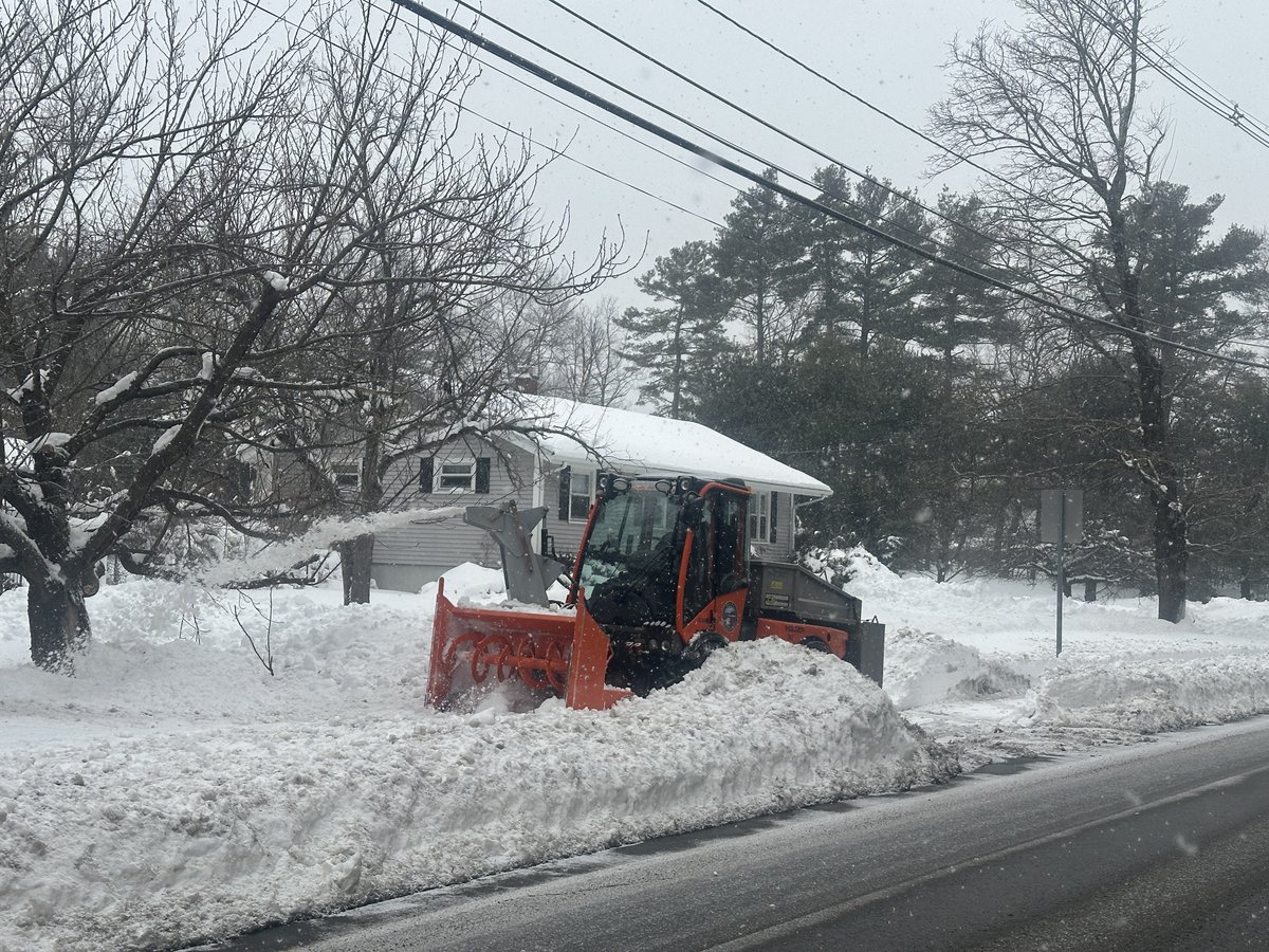 MedwayDPW's tweet image. Sidewalk crews are hard at work across town keeping paths safe and clear.

Left pic: Summer St. near the high school.
Right pic: Village St. near Medway Village Church. 

Thank you to our dedicated crews for their hard work!