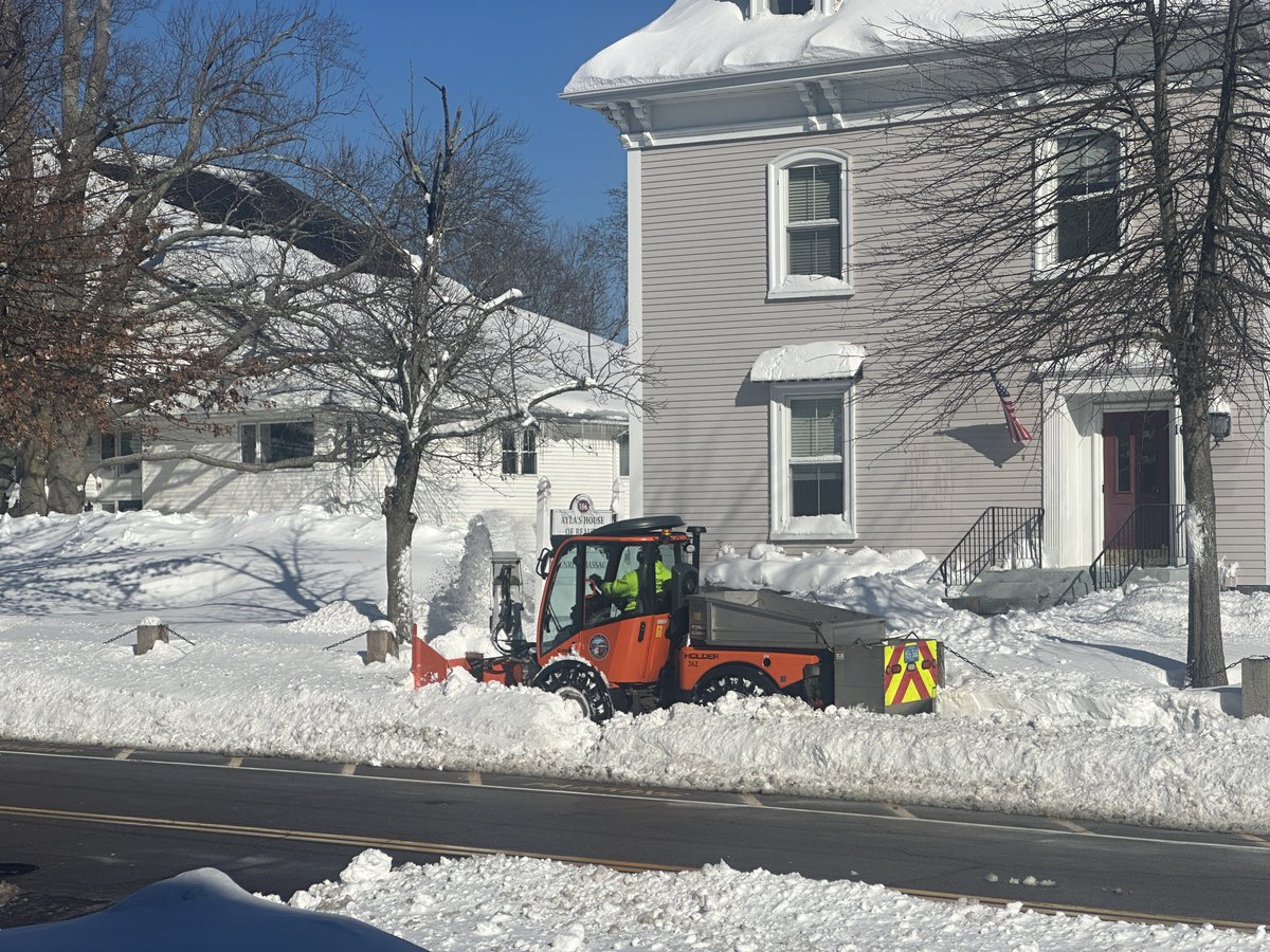MedwayDPW's tweet image. Sidewalk crews are hard at work across town keeping paths safe and clear.

Left pic: Summer St. near the high school.
Right pic: Village St. near Medway Village Church. 

Thank you to our dedicated crews for their hard work!