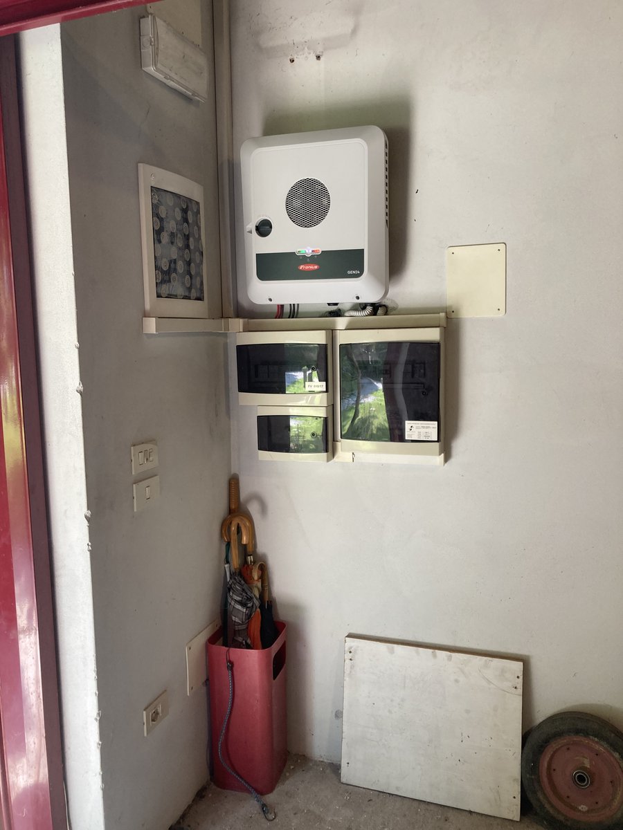 TecnoELsrl's tweet photo. #revamping #fotovoltaico residenziale: sostituzione inverter presente con nuovo #inverter #froniusgen24.. https://t.co/bhm4glQDbD