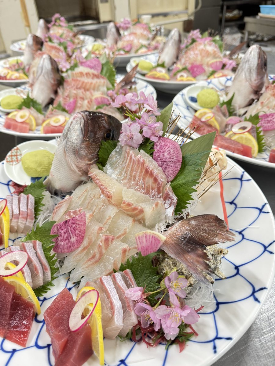 koitarou_leo's tweet photo. 春の円卓オードブル料理の一例です🌸

鯛のお造り、鶏肉と菜の花金柑のグラタン、彩り稲荷、創作坦々鍋など御予算に応じて提供しております🌿

#佐世保　#宴会　#法事　#お祝い　#会食　#会席料理　#ランチ　#佐世保グルメ　#パーティー　#ビュッフェ https://t.co/2ff2kR22Fn