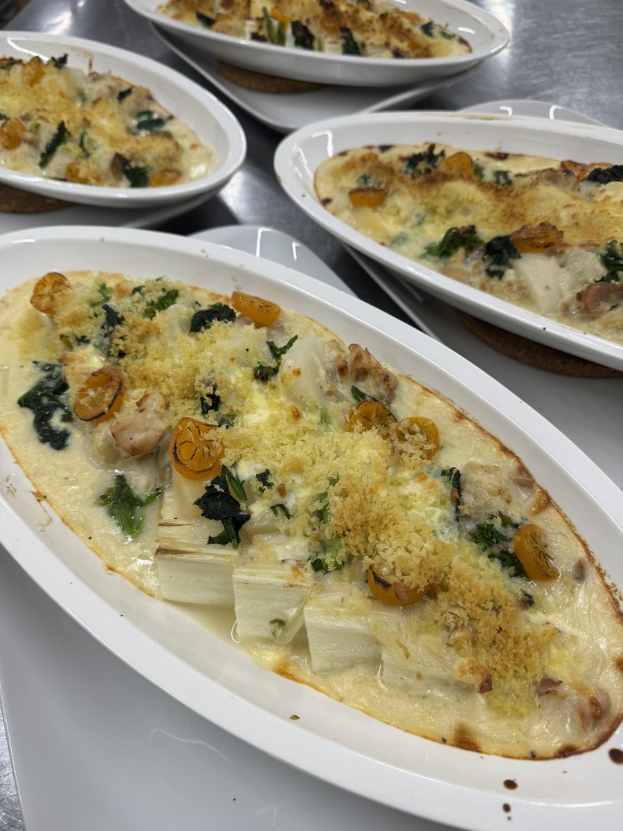 koitarou_leo's tweet photo. 春の円卓オードブル料理の一例です🌸

鯛のお造り、鶏肉と菜の花金柑のグラタン、彩り稲荷、創作坦々鍋など御予算に応じて提供しております🌿

#佐世保　#宴会　#法事　#お祝い　#会食　#会席料理　#ランチ　#佐世保グルメ　#パーティー　#ビュッフェ https://t.co/2ff2kR22Fn