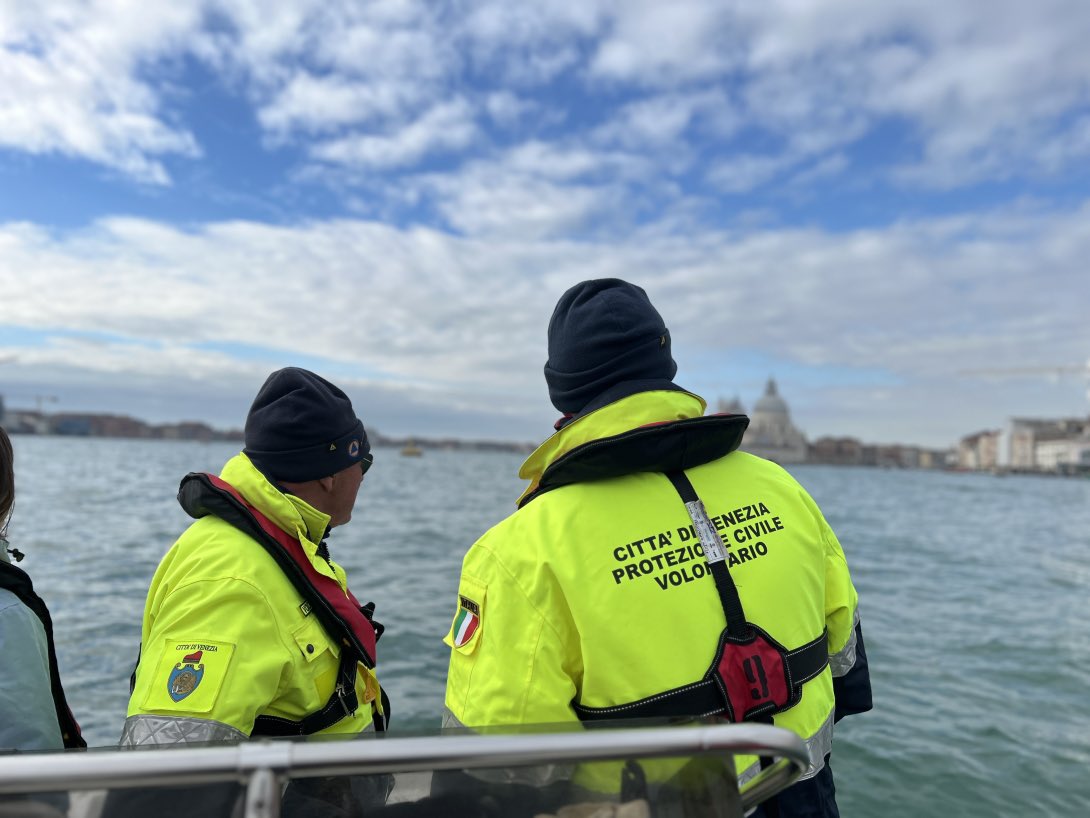 comunevenezia's tweet image. ✅Approvata dalla #Giunta la revisione del Piano comunale di Protezione civile! 

📄Il nuovo testo aggiorna la struttura del Piano vigente, con l’obiettivo di dotare il Comune di uno strumento flessibile, operativo e facilmente adattabile a scenari emergenziali caratterizzati da