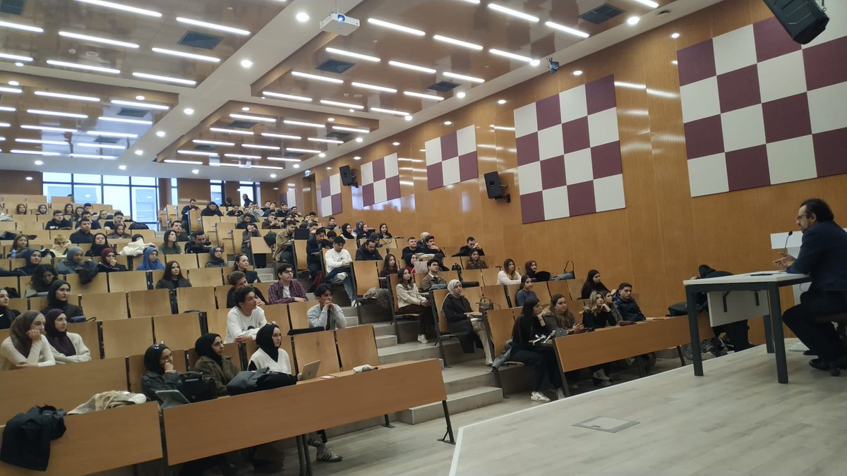 Fakültemizde verilen  Merkezi Oryantasyon Seminerleri dersi kapsamında LC Waikiki İnsan Kaynakları Direktörü Bahattin Aydın, iş dünyasında dijital dönüşüm, yapay zeka ve değişen kariyer dinamiklerini  değerlendirdi. <a href="/iyumusak/">İbrahimGüranYumuşak 🇵🇸🇹🇷</a>