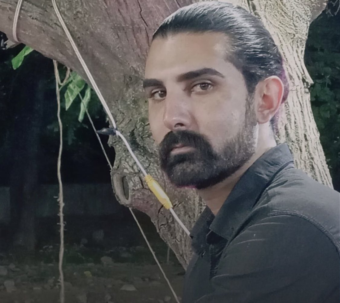 #پیمان_حسينی پزشكى كه به مجروحان
اعتراضات نور آباد كمک كرده بود،بازداشت شده زير فشار براى اعتراف اجبارى وانتشار ويديوي تقطیع شده به دروغ نشان دهد 
 با پرونده سازى و شايعه همكارى با نهادهاى امنيتى، اسمش را پيش مردم خراب كرده اند وجانش در خطر است.
#IranMassacre
 <a href="/KhatibiOfficial/">Ashkan Khatibi 🇮🇷</a>