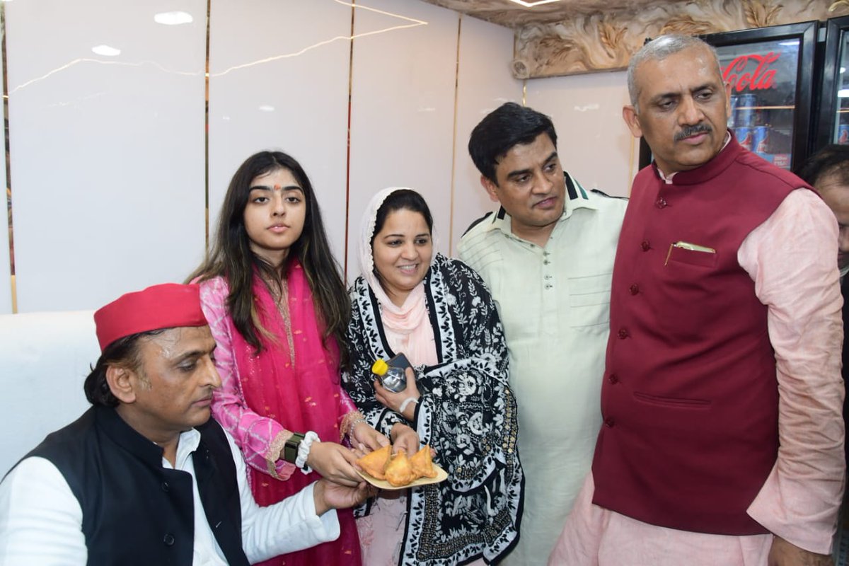 समाजवादी पार्टी प्रमुख अखिलेश यादव की मौजूदगी में उनकी बेटी अदिति ने कानपुर में एक समोसे की दुकान का फीता काटकर उद्घाटन किया। उद्घाटन के बाद अखिलेश यादव कुछ देर दुकान पर रुके और कानपुर के मशहूर समोसों का जमकर लुत्फ उठाया।
