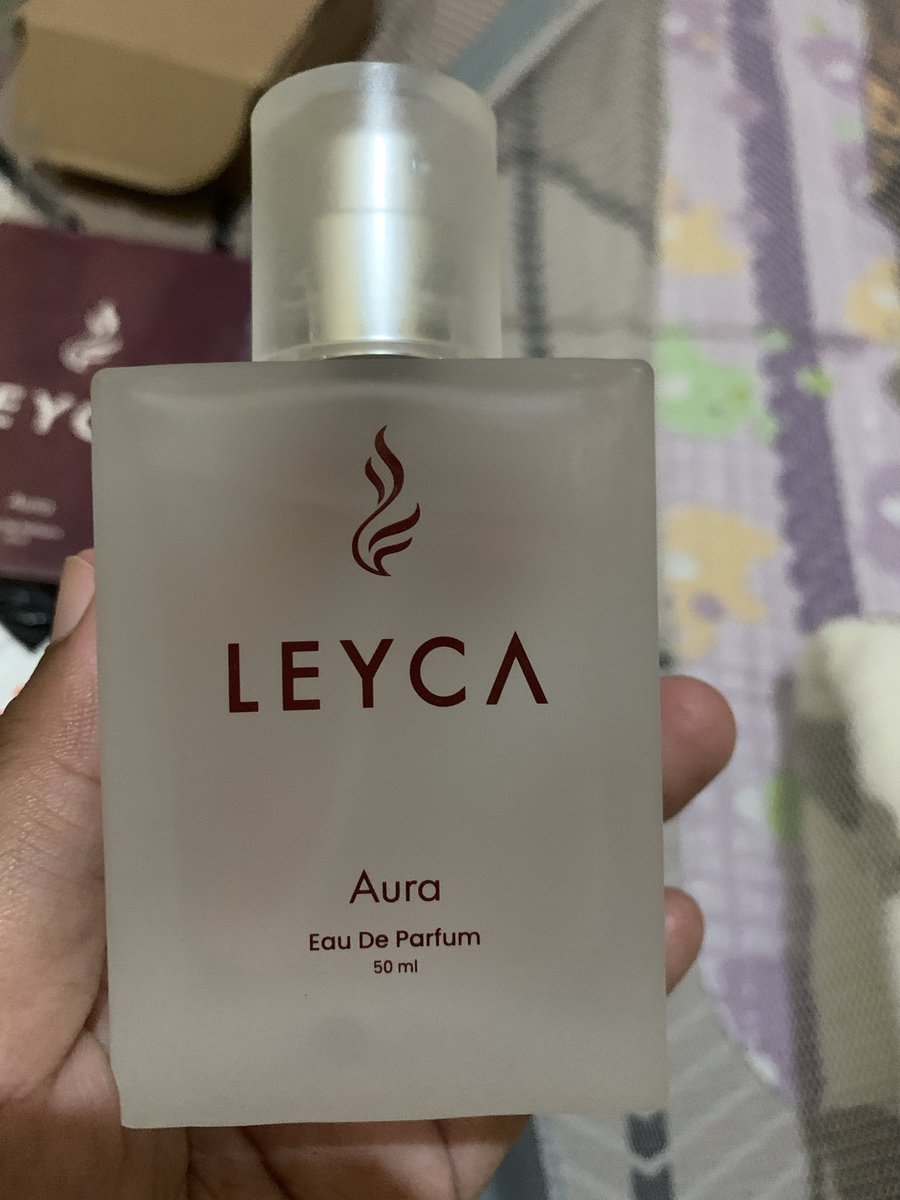 Dah sampe nih. Bilang apa coba?

Wanginya enak, ada manisnya, ada wangi bunga juga, seger kek habis mandi di sungai yang ada air terjunnya. Alias aku siap nih kalau jadi BA Leyca, please DM.