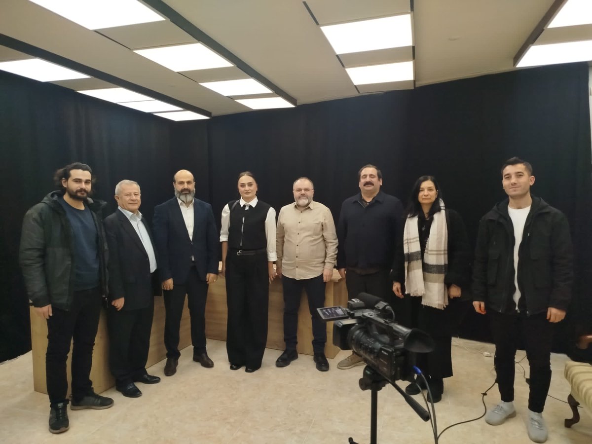 Gazeteci dostumuz Erdal Karasansar yönetiminde ilçemizde faaliyete başlayan Meydan TV’yi ziyaret ettik.
Yerelde bağımsız ve tarafsız bir yayıncılık anlayışıyla hareket edeceklerine inanıyor, Meydan TV ailesine çıktıkları bu yolda başarılar diliyoruz.
Misafirperverliklerinden