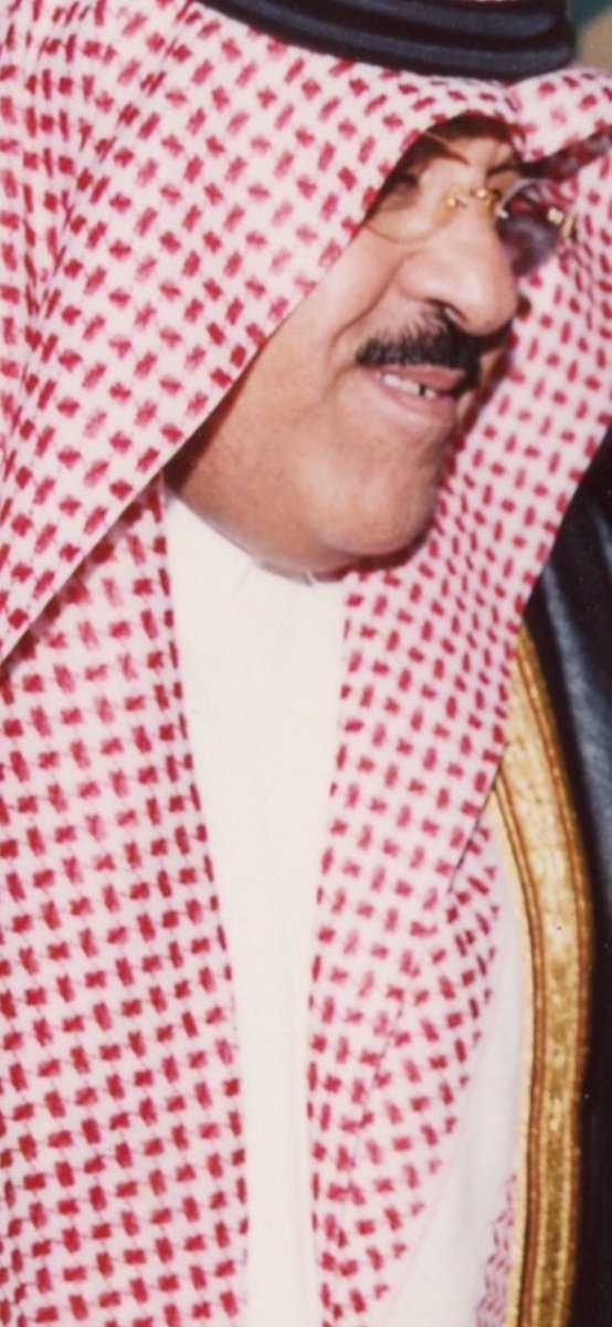 MoneeraMohamd's tweet photo. إلى أبي الراحل الحبيب 

#عبدالرحمن_بن_سعود

حينما تقسوا علي الحياة،  أقلّب في دفتر أحزاني
أتهجّى أسماء المغادرين عني فألقاكَ أول المفقودين 

الذي تركوا فراغاً كبيراً في حياتي والذي كان من أول المسارعين لموآساتي والتخفيف من معآناتي عندما تتكالب عليّ الأحزان وتعرقلني الظروف . 

حقاُ افتقدك ياوالدي الحنون ..

أسأل عنك البيتَ،
غرفة الحارس ، ظلال النهار ، أشعر أن البيت غادره الضوء ، 

والممرات غادرتها الضحكات الجميله ، 
ورؤوس الأطفال غادرتها القبلات الحنونة ، 
والحارس غادرته المداعبات وقفشات البساطة في عصر التكلف ،

حتى النصر الذي أحببته، فأحبك جمهوره العريض الذي غادره الأمل المعلّق بروح النصر فيك..

ولكن برغم ذلك أبشرك وأُطمئنك ياسيدي العظيم إن النصر عاد عظيم كما تحُبه أن يكون ويحبه جماهيره العظيمه 
وفي أيدي أمينة ..

لم يبق لي حين أتذكرك أيها الحبيب, 

إلاّ أن أقول جاء الصباح بنكهة الشفق , 
والشؤون اليومية متكلّفة وممجوجة , 
حتى عصافير الحديقة باتت تخاف بعدك العبوس في وجه غنائها , 
تطل من فوق الجدار , 
فتسألني عن الراحل الغالي 

#عبدالرحمن_بن_سعود

 وحين أنفخ في وجهها آهةُ الفقد تتوارى حزناً, 
ويتبعها غبارٍ تتعثر به الطرقات ..

أسأل عنك التاريخ العَطر .. 
أسأل عنك ليلتي الأولى , حين كنتَ فيها  بعد الله أبي وخالي وعمي وملجئي من رهبة اليوم الأول ..

ابتسامتك في وجهي حينها كانت فرحة الأبوّة , 
ودعاءك لي كان يومها تلاوة الروح وسلام الصدّيقين , 

رحمك الله وغفر لك وجعل مثواك الجنة , 
وذكراك قوت أرواحنا ..