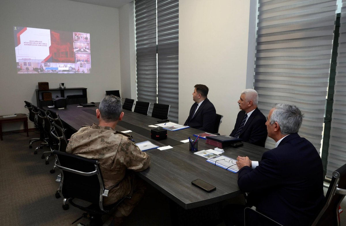 TCkahramanmaras's tweet photo. Adana Bölgesi Düzensiz Göçle Mücadele Koordinasyon Toplantısı; Adana Valisi Mustafa Yuvuz’un başkanlığında, Valimiz Mükerrem Ünlüer, Niğde, Aksaray, Karaman, Osmaniye ve Mersin illerimizin Valileri, İl Emniyet Müdürleri, İl Jandarma Komutanları, Sahil Güvenlik Komutanları ve İl Göç Müdürlerinin katılımlarıyla Video Konferans Sistemi (VKS) üzerinden gerçekleştirildi.

Toplantıda; düzensiz göçle mücadele kapsamında yürütülen çalışmalar değerlendirilerek alınacak tedbirler ve kurumlar arası iş birliğinin güçlendirilmesine yönelik hususlar ele alındı.

Bölgesel koordinasyonun artırılması, şehir güvenliğinin teminat altına alınması ve göç olgusunun denetlenebilir ve yönetilebilir bir zeminde yürütülmesi amacıyla çalışmalarımız kararlılıkla devam etmektedir. @TC_icisleri 

#Kahramanmaraş
#DüzensizGöçleMücadele