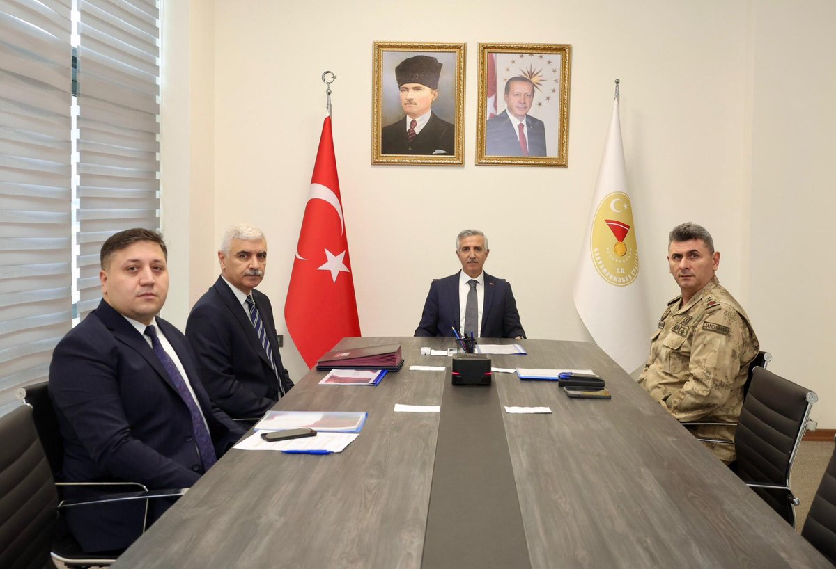 TCkahramanmaras's tweet photo. Adana Bölgesi Düzensiz Göçle Mücadele Koordinasyon Toplantısı; Adana Valisi Mustafa Yuvuz’un başkanlığında, Valimiz Mükerrem Ünlüer, Niğde, Aksaray, Karaman, Osmaniye ve Mersin illerimizin Valileri, İl Emniyet Müdürleri, İl Jandarma Komutanları, Sahil Güvenlik Komutanları ve İl Göç Müdürlerinin katılımlarıyla Video Konferans Sistemi (VKS) üzerinden gerçekleştirildi.

Toplantıda; düzensiz göçle mücadele kapsamında yürütülen çalışmalar değerlendirilerek alınacak tedbirler ve kurumlar arası iş birliğinin güçlendirilmesine yönelik hususlar ele alındı.

Bölgesel koordinasyonun artırılması, şehir güvenliğinin teminat altına alınması ve göç olgusunun denetlenebilir ve yönetilebilir bir zeminde yürütülmesi amacıyla çalışmalarımız kararlılıkla devam etmektedir. @TC_icisleri 

#Kahramanmaraş
#DüzensizGöçleMücadele