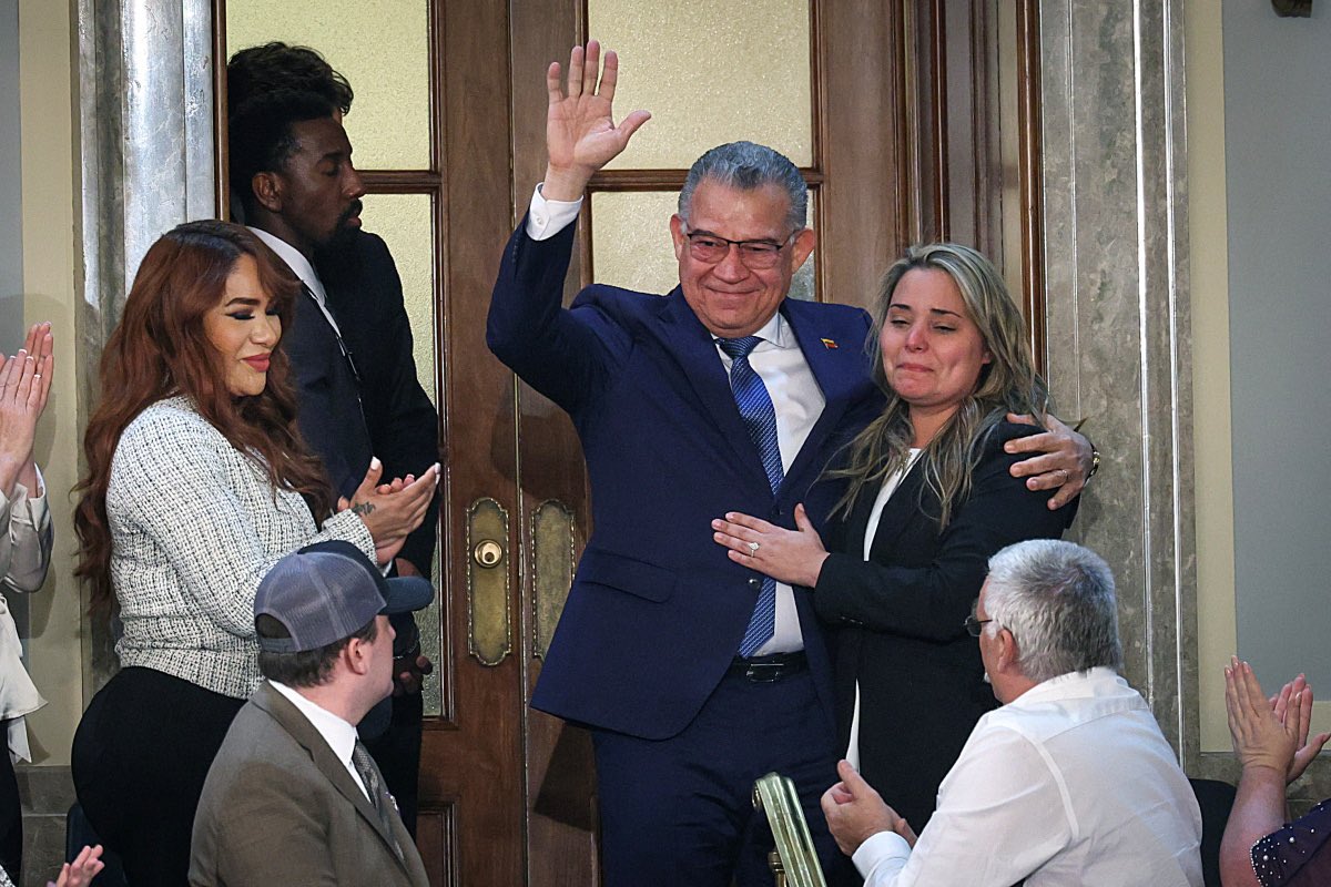 El mensaje de Donald Trump recibiendo a Enrique Márquez es muy poderoso. El estado de la UNIÓN. 

En este momento de país todos hacemos falta. No es momento de confrontación. La pelea virtual de redes tiene que terminar.

El reencuentro familiar,pero también entre venezolanos.