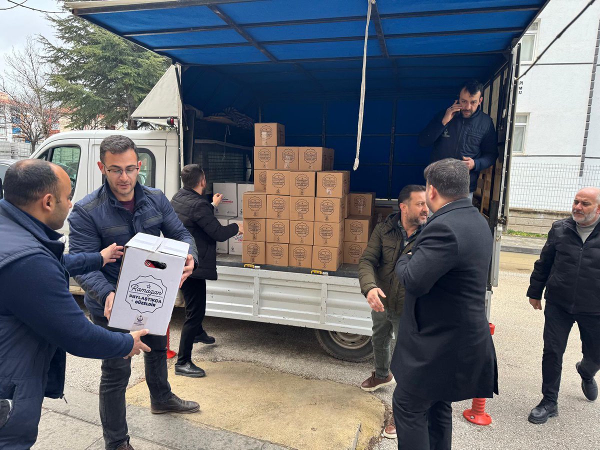 kazan_belediye's tweet photo. Başkanımız Sn. Selim ÇIRPANOĞLU, bugün de Kızılçam ve Genç-Öz site sakinlerimize Ramazan kolilerini bizzat takdim etti.

Hemşehrilerimizin içten duaları ile Ramazan’ın bereketi, gönüllerde bir araya gelmeye devam ediyor. 🌙

@selimcirpanoglu https://t.co/xxeabtBv2z