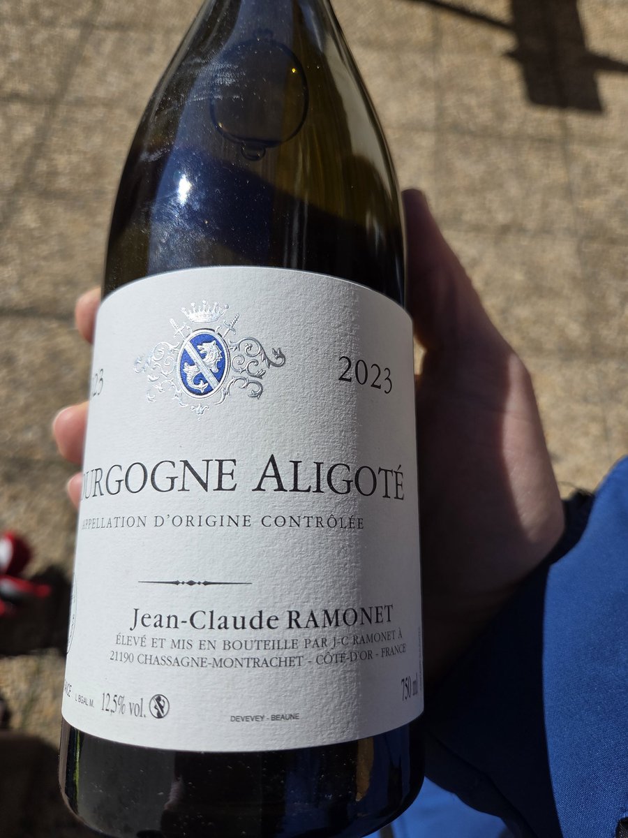 PinardTweetard's tweet photo. Sacrément complexe ! Nez crayeux / viande blanche. Bouche attaque sur la tension, milieu minéral,  longue finale très légèrement oxydative, noisette amande fraîche. Ca donne envie de découvrir les autres blancs du domaine !!! https://t.co/j2VKDOJAr5