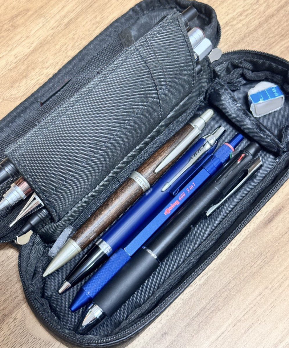 使ってるシャーペンもろかぶりで笑った外側2つ使ってるよ便利だよね😂😂