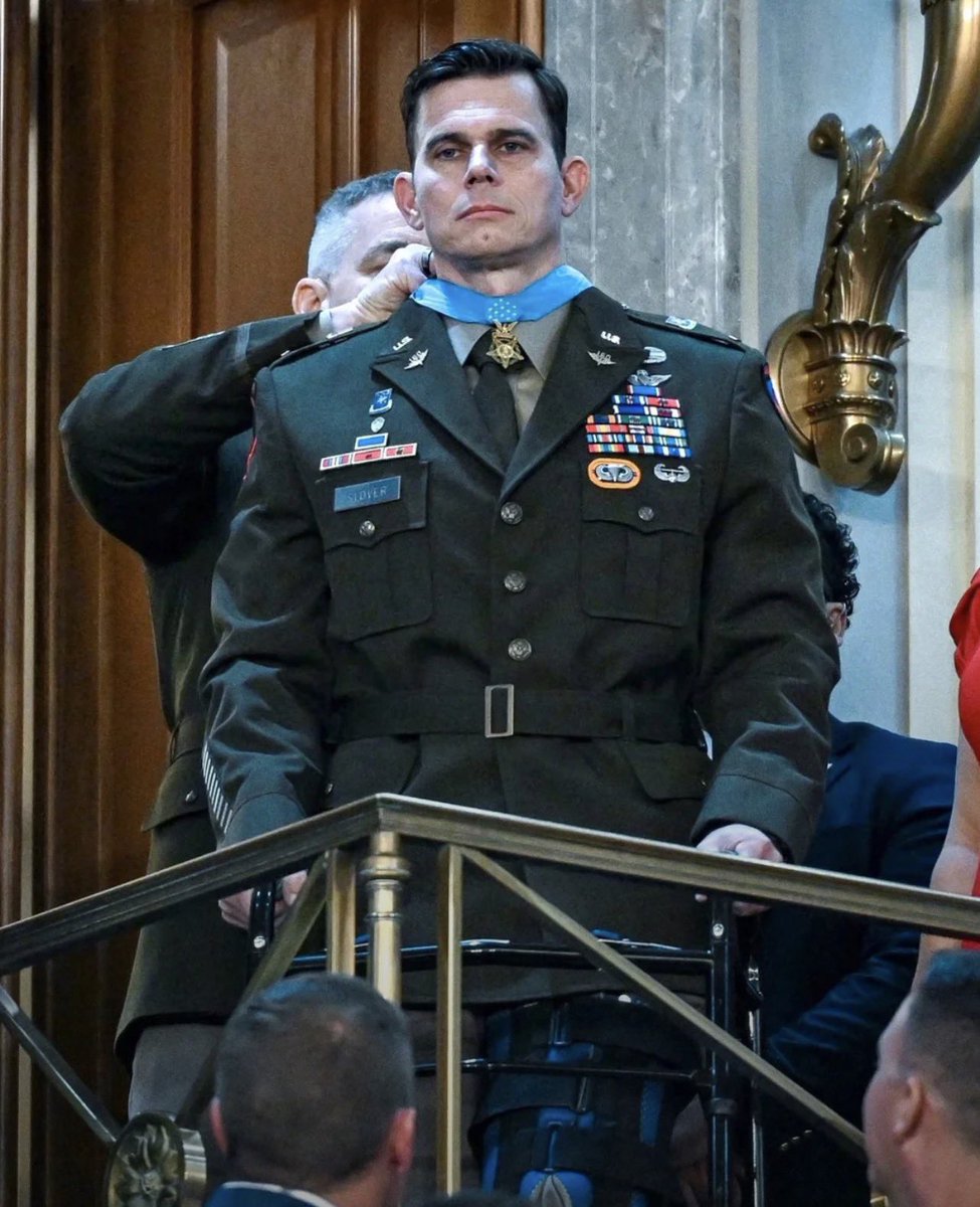 MilitaryCooI's tweet image. 160th SOAR CW5 Eric Slover received the Medal of Honor. On January 3, 2026, as flight lead, he flew into Venezuelan airspace under darkness. Despite multiple gunshot wounds and ongoing fire, he expertly piloted his helicopter to the LZ, keeping his crew safe and securing mission