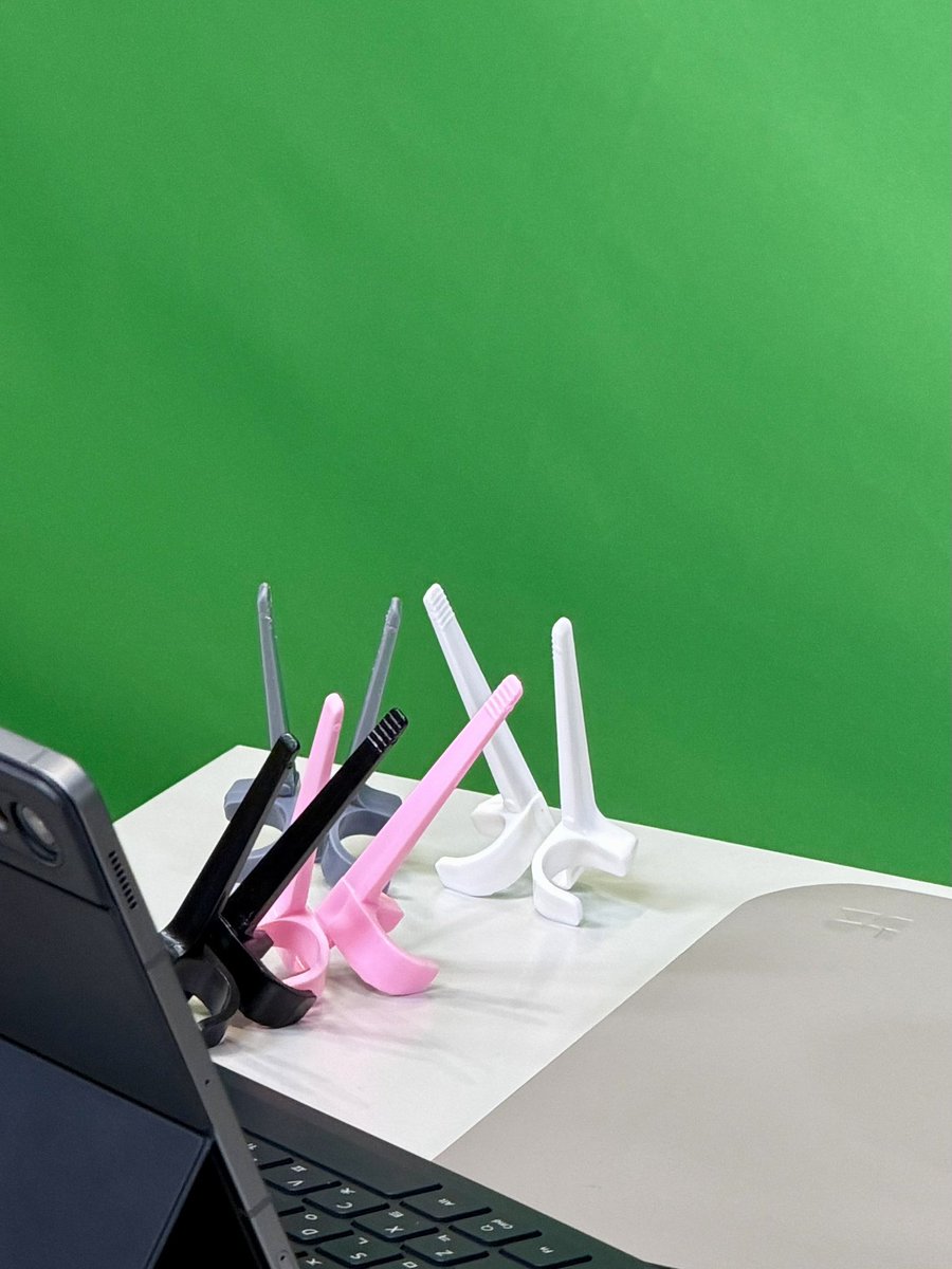 [📸] 윤두준(YOON DUJUN) 유튜브 라이브 방송

오늘도 함께 방송을 즐겨주신 여러분 고맙습니다💙🩶
트레버의 남은 이야기도 많은 기대 부탁드리며,
게이밍 젓가락 군단의 대기 모습 사진과 함께 인사드립니다.
(젓가락 군단은 방송 종료 후 두준님과 함께 낙오젓가락 없이 무사 퇴근했습니다.)