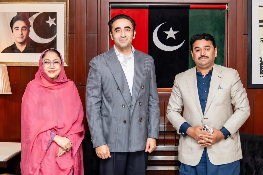 کراچی: پاکستان پیپلزپارٹی کے چیئرمین بلاول بھٹو زرداری اور پی پی پی شعبہ خواتین کی مرکزی صدر فریال تالپور سے حیدرآباد کے میئر کاشف شورو نے بلاول ہاؤس میں ملاقات کی اور شہر میں جاری عوامی ترقیاتی منصوبوں سے متعلق بریفنگ دی۔