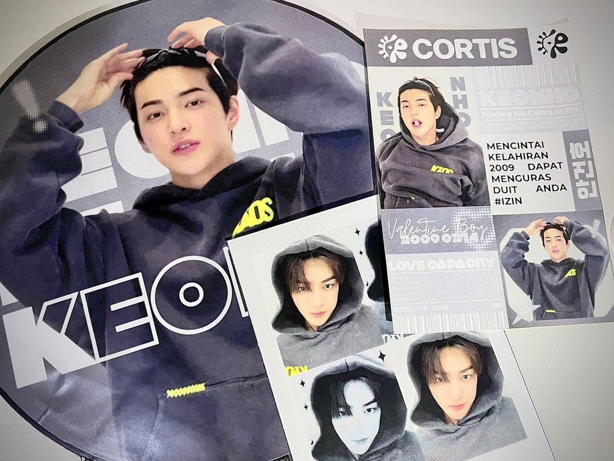 HIIII jejeeee!! fribis handfan CAKEP ini udah sampeeeee hihi (sebenrnya udh dari kmrn, cuma aku baru sempet foto sksksjs sorryㅠ ㅠ)
handfan nya mau ku pajang aja, sayang dipake wkwkw MAKASIIII YAAAA SUKAA BGTTT😭🖤