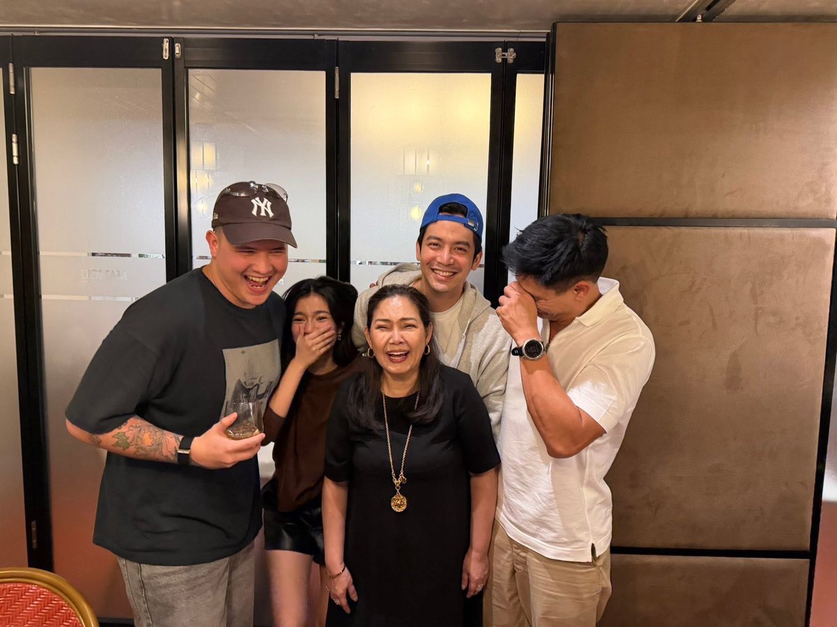 Ang saya saya naman ng Da Facs! Grabe! Complete talaga sila Mahal na mahal nila si Inay Marya. 😭

JK Labajo x Belle Mariano x Joshua Garcia x Piolo Pascual x Maricel Soriano