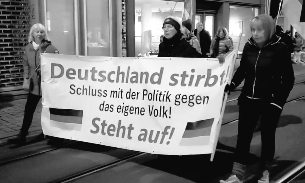 RechercheG_EF's tweet photo. Die Außenwirkung des extrem rechten Aufzuges war geprägt durch das von Regina mitgebrachte nationalistische Frontbanner, Schlandfahnen (teilweise mit "Wir sind das Folk" beschrieben) zwei obligatorischen Friedensfahnen...
(Bild: Freies TH #EF2411)
#EF2302
⬇️ https://t.co/099hh0wWte