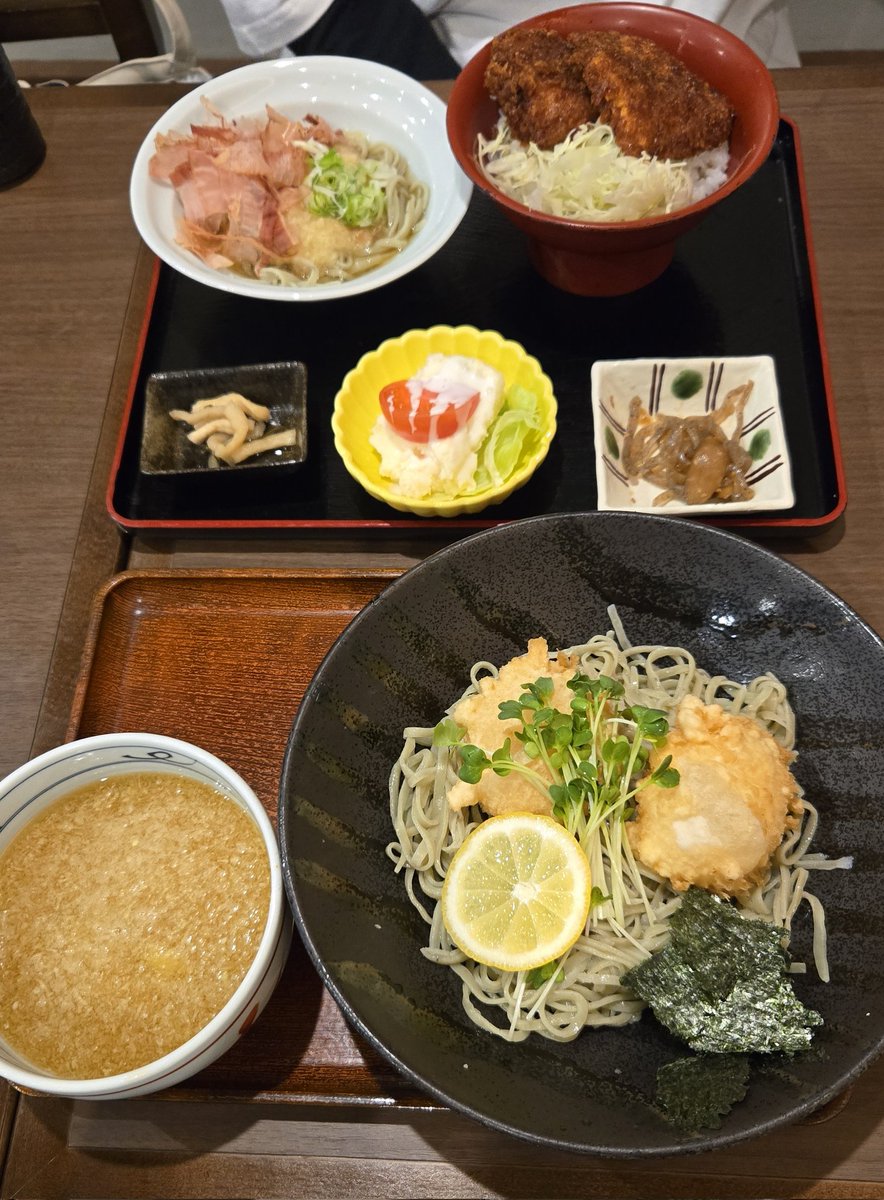 nightdego's tweet photo. 2月23日
福井ハーモニーホール
雪の女王観劇してきました
ドキがムネムネ😍💓
笑いもあり楽しかったです
何回か私の名前が呼ばれるので目が覚めた(私にじゃない)

観劇後にはさらにビックリなこともあり😍

そしてお蕎麦とソースカツ丼とペロリ😋(お昼ごはん)

友に感謝✨
いつもありがとう https://t.co/VtW8PHQQgi