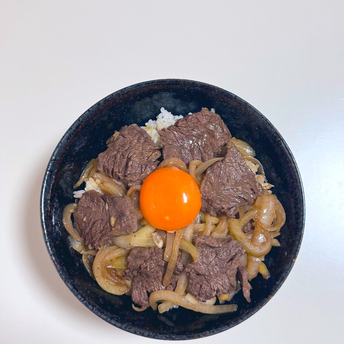 ご飯がすすむ焼肉丼。

間違いない即席メニュー。