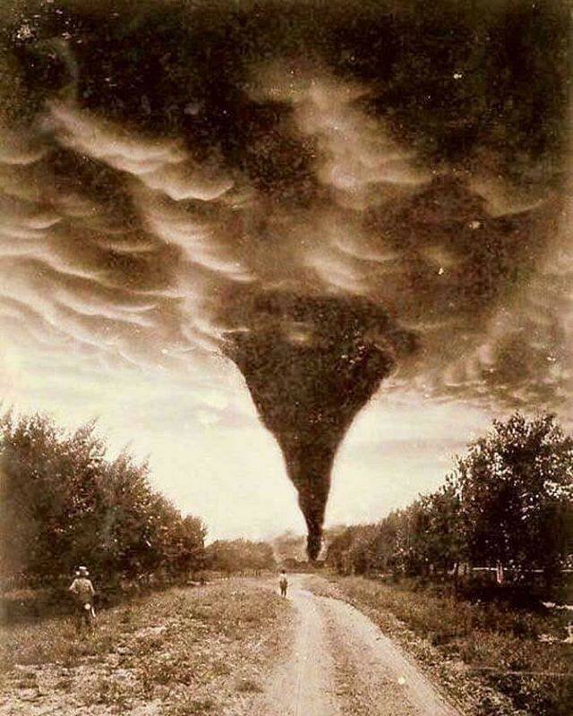 Enov_Jkt's tweet photo. Foto ini jadi salah satu bukti visual pertama tornado yang terekam jelas.
Tahun 1898, Oklahoma kena tornado besar.
Bayangin kekuatan anginnya sampe bikin langit gelap gulita gitu... ๐ช๏ธ
#TornadoHistory #Oklahoma #FenomenaAlam https://t.co/0nzZ8upfH9