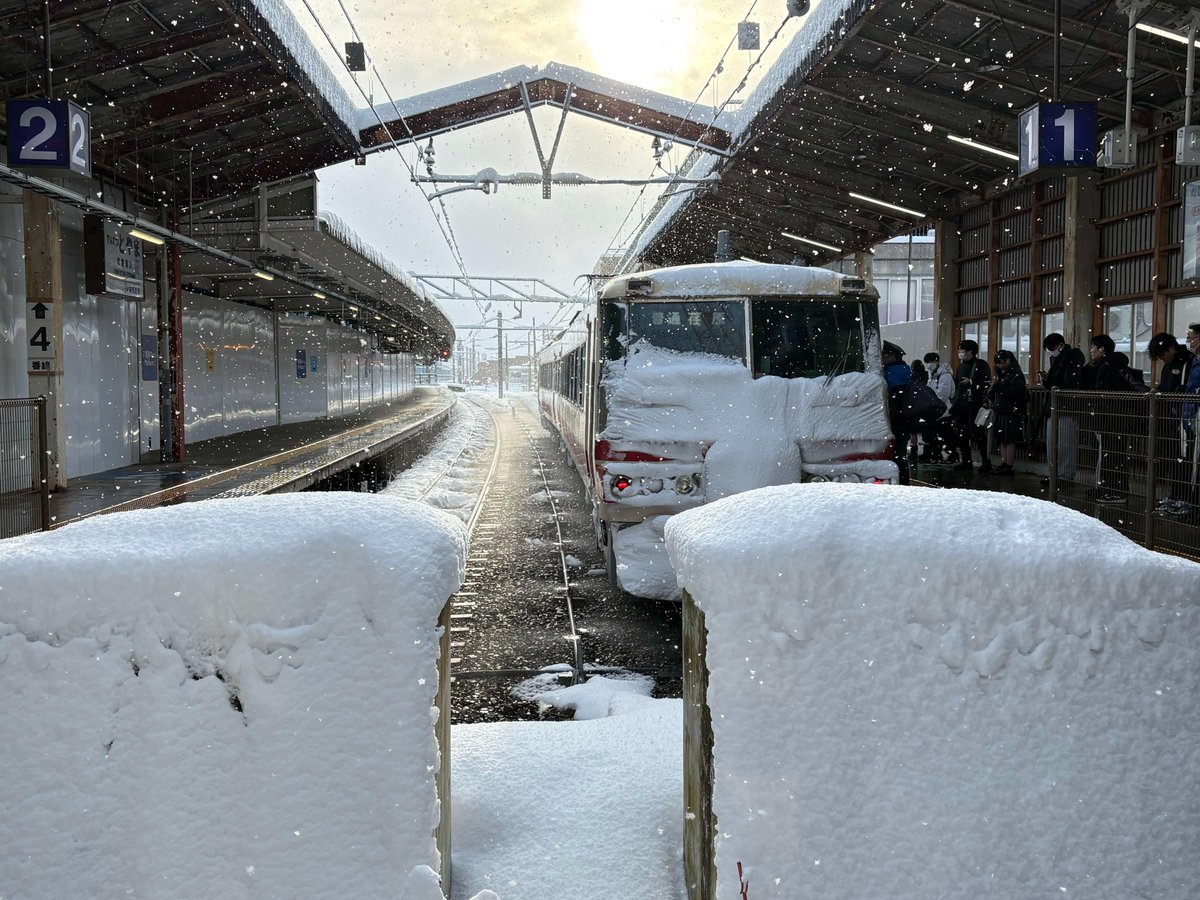 NITAC_ATRG's tweet photo. 冬の北陸旅3 
3日目も413系と地鉄に乗車しました。 東富山で413系を撮影したり、朝ラッシュに充当されるダブルデッカーエキスプレスに乗車したりしました。どちらも現在では乗車が難しくなりましたが、貴重な体験となりました。 https://t.co/uEFWDTJjEe