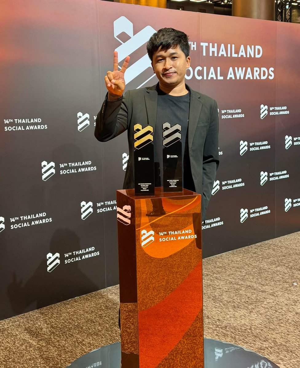 เช้าล้างขี้อยู่เลย ตกเย็นมารับรางวัล🤣🤣
ปีนี้ได้2รางวัลครับ ล้างขี้ฮิปโปจนได้ดีมีอยู่จริง 555 ขอบคุณทุกคนมากๆครับ ได้รางวัลนี้เพราะทุกคนเลยครับ 🥰 #hippo #PygmyHippo #ขาหมูแอนด์เดอะแก๊ง #หมูเด้งเด้งกี่โมง #Moodeng #พี่ขาหมู #สวนสัตว์เปิดเขาเขียว