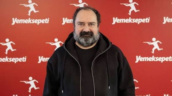 Hakkımda arama kararı çıkmasının sebebi 30 milyona yakın insanın verisini çaldırdığını haber yaptığım Yemek Sepeti’nin kurucusu Nevzat Aydın. 

Benim aileme küfür edip karşılığını alınca dava edip hakkımda yakalama kararı çıkartılmış. 

Dünyanın neresinde olursa olsun bunlar