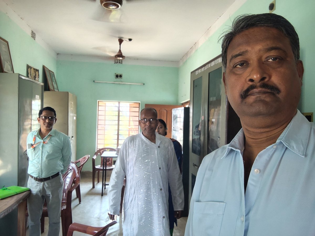 rrkumar1998's tweet photo. @rrkumar1998 Today visited Dangapada Rabindra Granthagar, Dangapada, Manoharpur, Birbhum a beneficiary library of @RrrlfKolkata under library advocacy program & for ensuring quality library services. It holds 3698 Books. @DrAPSingh_BHU
#BooksforAll
#LibrariesforAll https://t.co/vlOibpwHpR