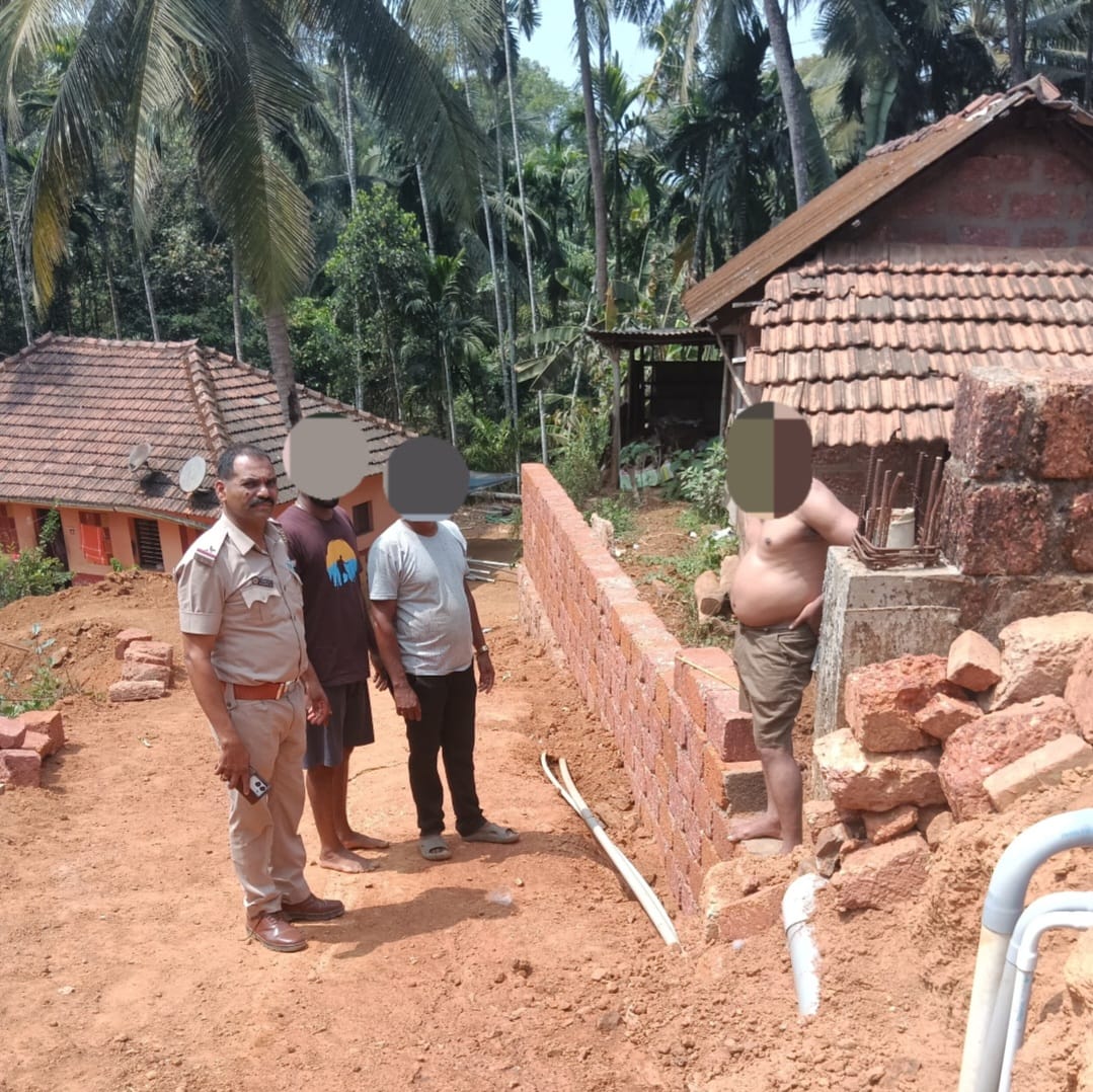 ದಿ 24.02.2026 ರಂದು ನರಿಕೊಂಬು ಎಂಬಲ್ಲಿ ಜಾಗದ ತಕರಾರು ಬಗ್ಗೆ112 ಗೆ ದೂರುಬಂದ ಮೇರೆಗೆ ಸ್ಥಳಕ್ಕೆ ತೆರಳಿ ಪರಸ್ಪರ ತಕರಾರು ಮಾಡದಂತೆ ತಿಳಿಸಿ ಸೂಕ್ತ ಕಾನೂನು ತಿಳುವಳಿಕೆ ನೀಡಿ, ಸಂಬಂಧ ಪಟ್ಟ ಇಲಾಖೆಗಳ ಮೂಲಕ ಸಮಸ್ಯೆ ಇತ್ಯರ್ಥಪಡಿಸಿಕೊಳ್ಳುವಂತೆ ಸೂಚಿಸಲಾಗಿದೆ. <a href="/spdkpolice/">Dakshina Kannada District Police</a> <a href="/112Karnataka/">112Karnataka</a>