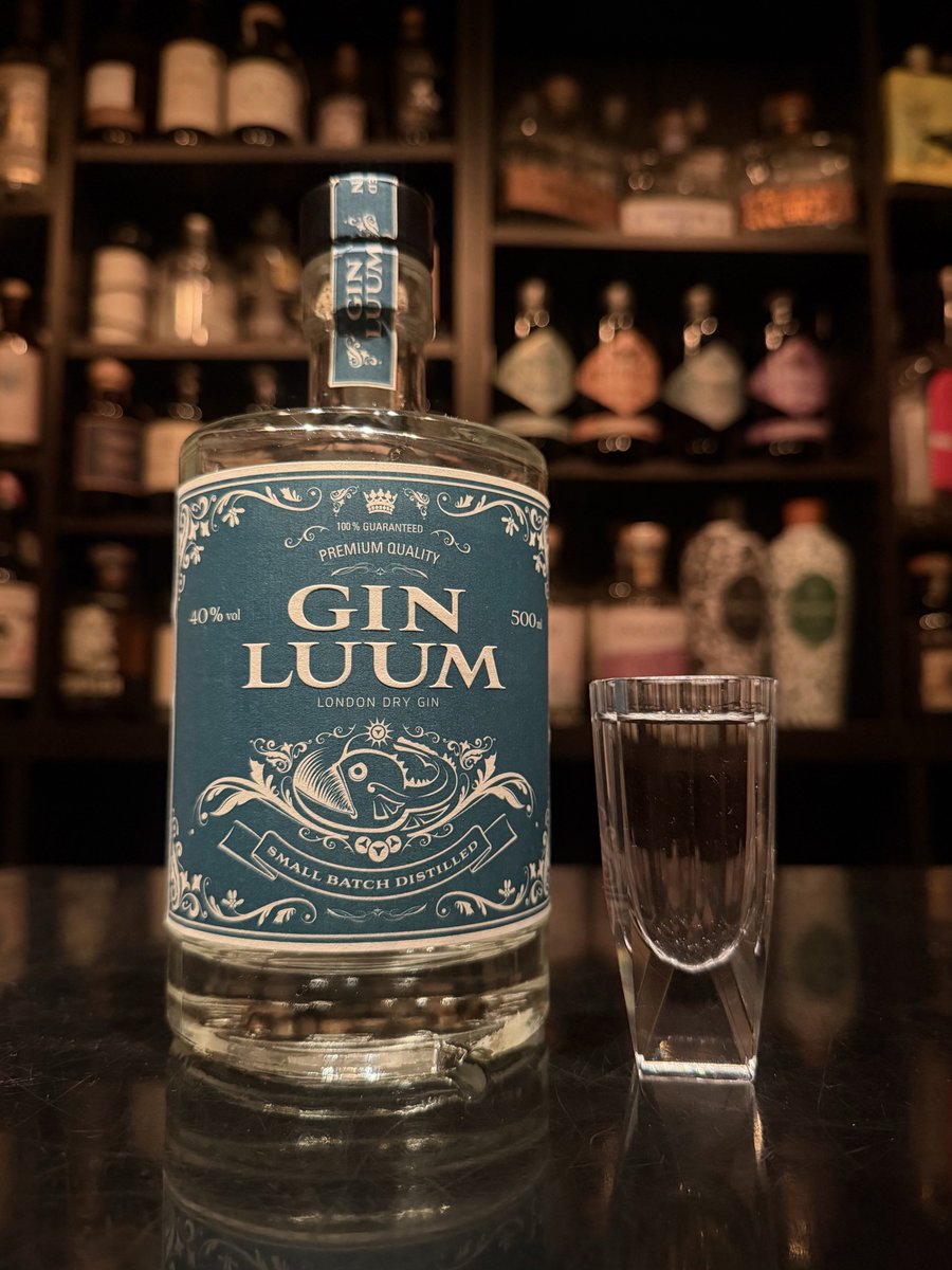 ジン ルームを飲みます ドイツ産のジンです 少し酸味の混じった甘く