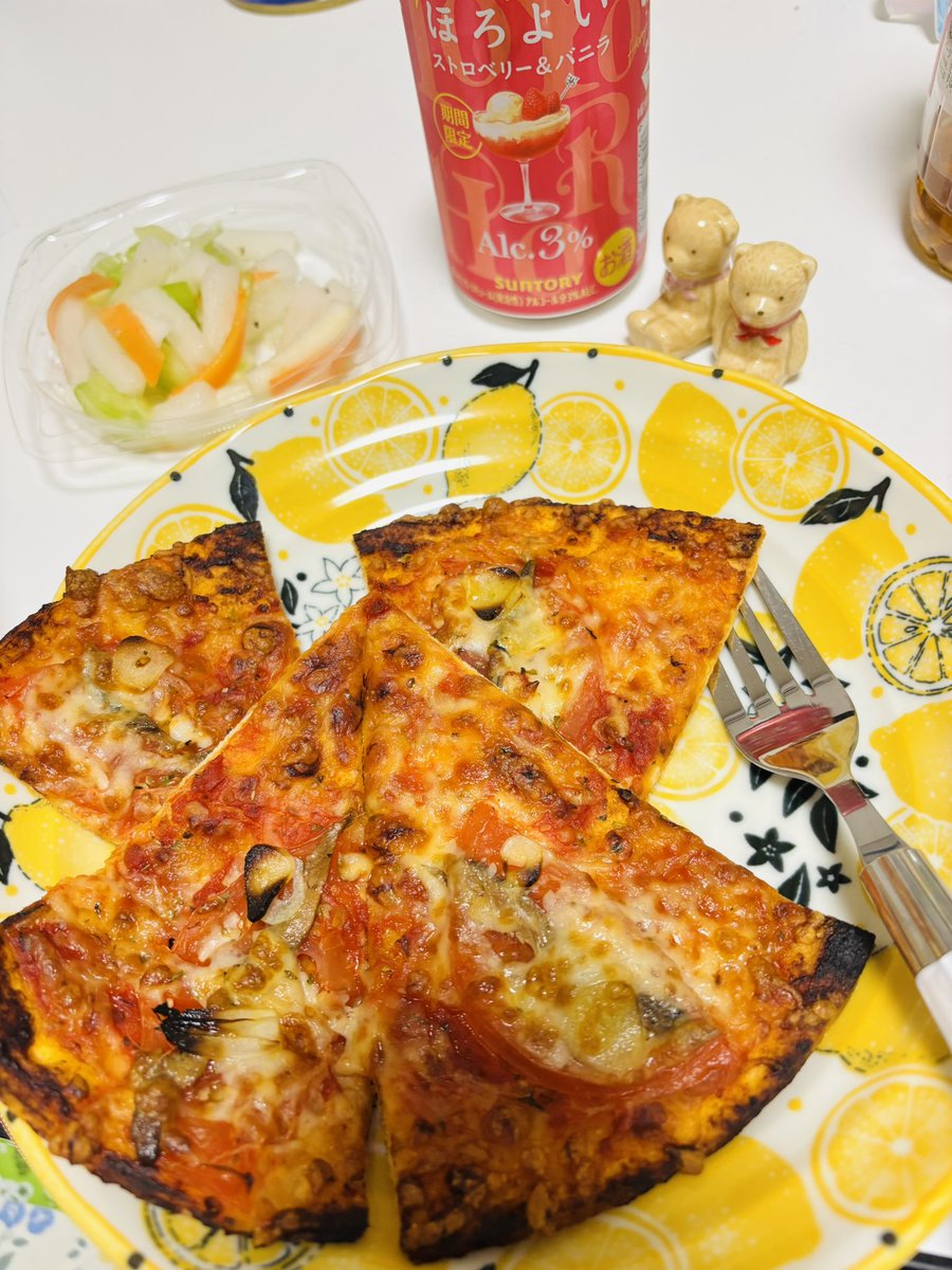 mel2_h's tweet photo. ピザパーティーーー🍕トースターでリベイクしたらめちゃくちゃおいしい🤤なんか面倒に感じて普通にレンチンしかしてこなかった事を反省。これからはトースター使おう🍞🤍
#おうちごはん #今日のごはん #料理記録 #料理好きな人と繋がりたい https://t.co/8AhxAgfhss