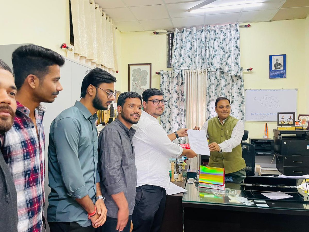 NitinIGNTU's tweet photo. IGNTU के छात्र कल्याण अधिष्ठाता प्रो. तरुण ठाकुर सर को  Dr. Ambedkar Center for Excellence (DACE) द्वारा आयोजित की जाने वाली UPSC/MPPSC/CGPSC/GATE की निःशुल्क कोचिंग में ST, EWS और जनरल वर्ग के विद्यार्थियों को भी शामिल करने के लिए ज्ञापन सौंपा गया। https://t.co/7vAAN4hHG1