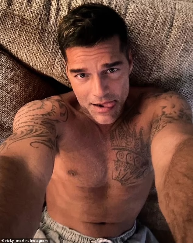 sitepopmais's tweet photo. ATENTO! 🐺 Ricky Martin curte foto de Amaury Lorenzo de sunga e agita a web! https://t.co/TMpwD7huLw