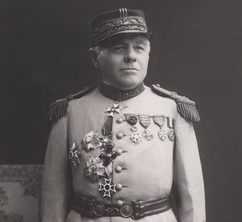 TheatrumBelli's tweet photo. 25 février 1916 : première commande de 400 « cuirassiers terrestres ».
---
Le Ministère de la Guerre commande à la firme #Schneider les chars imaginés par le général #Estienne. La livraison est attendue pour début 1917. Le #char fait 6,32 m de long pour 2,05 m de large et 2,30 m de haut. Armé d’un #canon de 75 mm en blockhaus et de deux #mitrailleuses #Hotchkiss, il est équipé d’un éperon à l’avant permettant de dévier les barbelés. Son moteur de 60 CV le propulse à la vitesse maximum de 8 km/h, et seulement 4 km/h au combat. Ce sera le char des premiers engagements de l’Artillerie Spéciale.
---
https://t.co/rGW0fIj84X