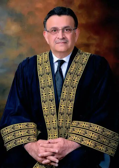 سابق چیف جسٹس عمر عطا بندیال کا واٹس ایپ ہیک ہوگیا
ہیکر کا سابق چیف جسٹس بندیال  کے رابطہ نمبروں سے پیسہ مانگنا شروع کر دیئے۔سابق چیف جسٹس بندیال نے این سی سی آئی سے رابطہ کرکے شکایت درج کرادی۔