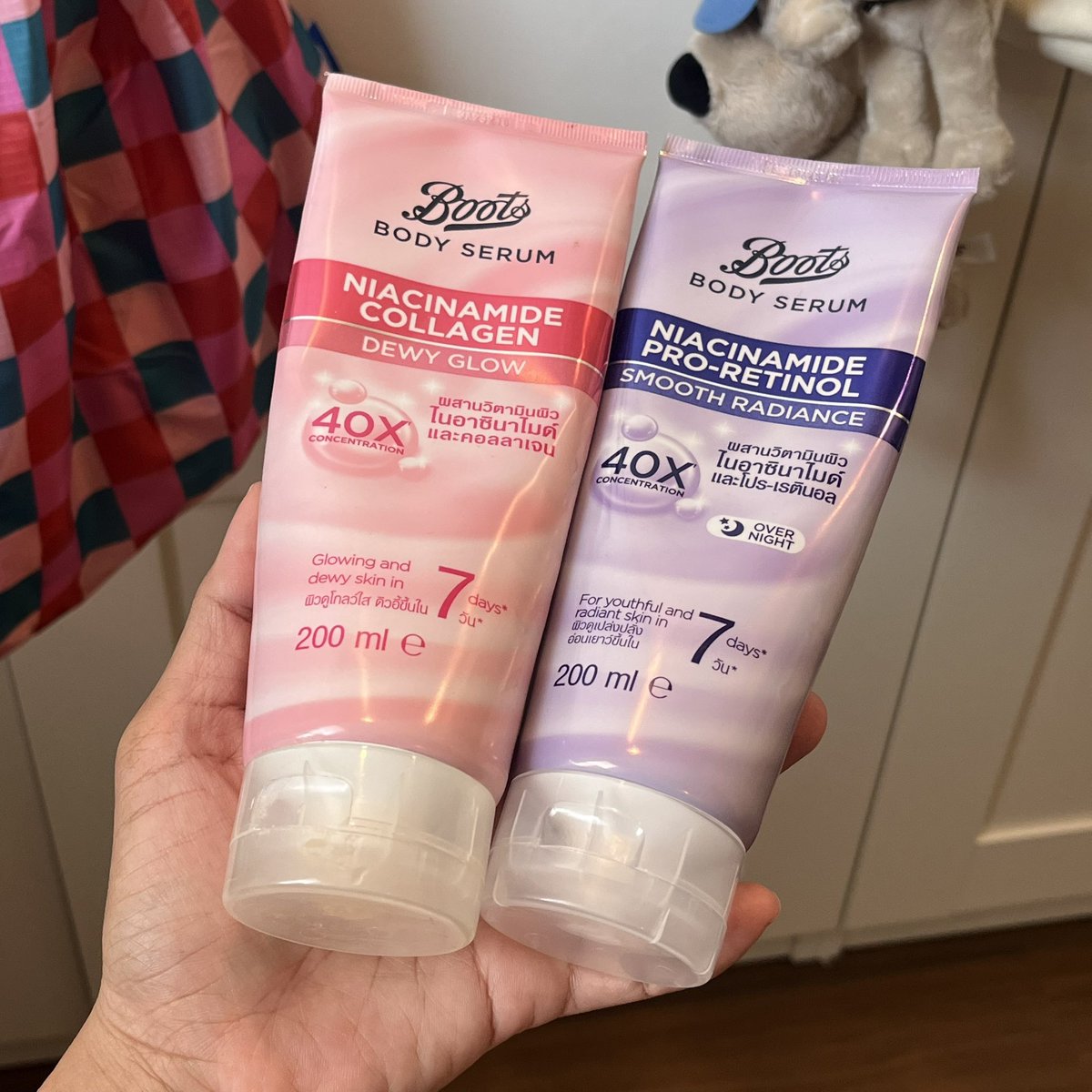 งานผิวของ boots คือทำดีมากกก โลชั่นทาตัว 2 หลอดนี้ใช้แล้วผิวดีจริงๆๆ หลอดชมพูนี่ผิวฉ่ำ ช่วงไหนผิวหมองลองเลย ผิวนุ่มผิวสว่างขึ้นจริง หลอดม่วงใช้แล้วผิวเนียนผิวลื่นแบบเห็นความต่างมากกกกก