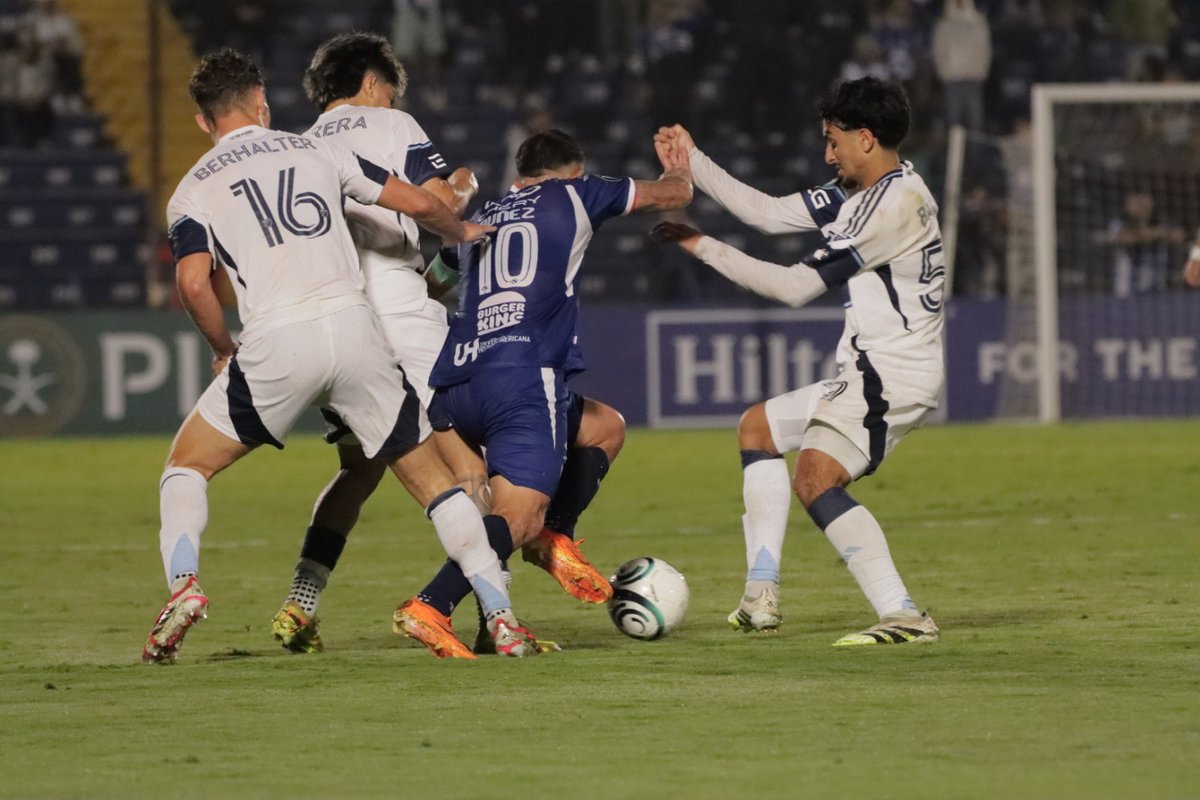 🇨🇦 Las últimas 5 visitas de clubes ticos en Canadá.
❌️Vancouver W 2-0 <a href="/SaprissaOficial/">Deportivo Saprissa 💜</a> en 2025.
✅️ Pacific FC 0-1 <a href="/csherediano1921/">Club Sport Herediano</a> en 2022.
❌️Forge 3-0 Santos en 2021
🟰 I.Montreal 0-0 Saprissa
❌️ I.Montreal 2-0 <a href="/ldacr/">Alajuelense</a> 

Hoy le toca el turno al <a href="/Cartagines/">C.S. Cartaginés</a> vs Vancouver W.