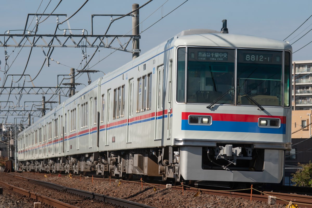 本日2月26日で #新京成8800形デビュー40周年 を迎えました。40年の歴史において8連から6連へと改造され、茶帯から直通帯、ピンクから京成カラーと4つのデザインを纏う変化がありました。車齢を見るといよいよ引退へ向けたカウントダウンという時期とも考えられますが、まだまだ活躍は続きそうです。