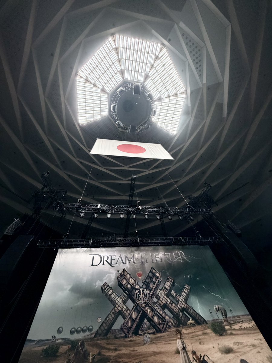 moooo_moooooooo's tweet photo. Dream Theaterはやっぱり最高だった。ミーグリもサイン時に案外会話できて満足！
やっぱり演奏力あるとどの曲もライブ映えしますね。そしてラブリエのコンディションがとてもいい！声もアクションもイキイキ（そんなの関係ねえ的な動きも多発）
明日の六本木も楽しみ！セットリストどうなるかな？ https://t.co/Bgbsg97tGN