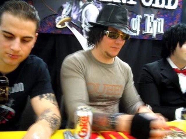 acervogates's tweet photo. Synyster gates autografando alguma coisa com seus seios fartos a mostra em uma blusa coladinha do queen 🤤 https://t.co/AaM5KTDcb6