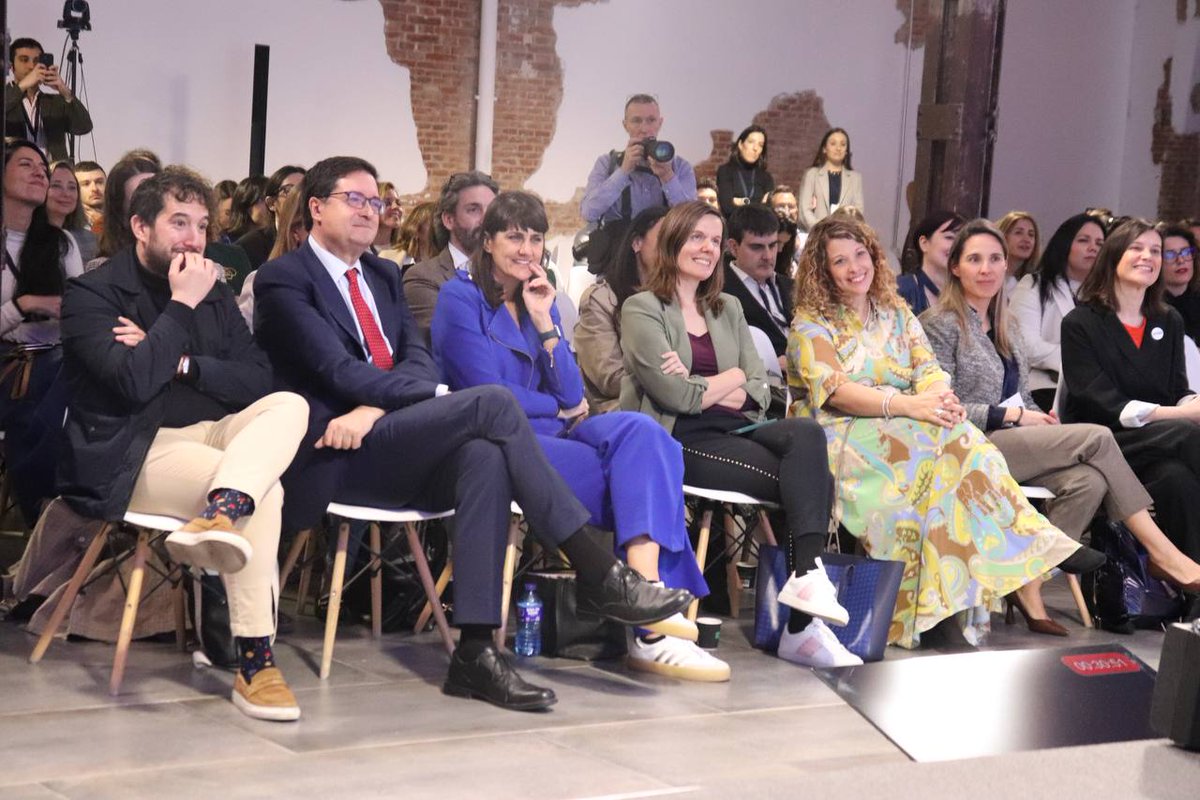 SEDIAgob's tweet photo. La línea Mujeres Emprendedoras @enisa impulsa proyectos como los de Amaia Rodríguez (@theGravityWave), Lucía Martínez (@Breakevent_), Ane Fernández (@gobe_studio) y Gisela Ramoneda (#TimeFor), referentes para las adolescentes de Genyus que han expuesto sus ideas de emprendimiento https://t.co/1kgsEZCkwu