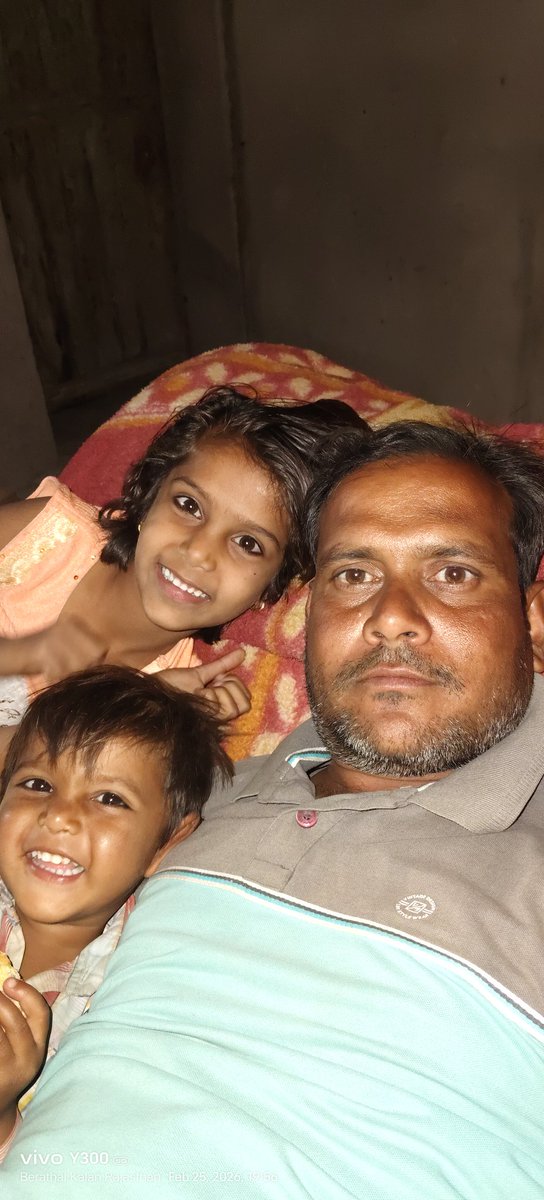 PrahladMehra2's tweet photo. #कविता 
नफरतों का असर देखो जानवरों का बटवारा हो गया 
गाय हिन्दू हो गई और बकरा मुसलमान हो गया 
ये पेड़ ये पते ये शाखें भी परेशान हो जाएं 
अगर परिंदे भी हिन्दू मुसलमान हो जाएं 
सूखे मेवे भी देखकर हैरान हो गए ना जाने कब नारियल हिन्दू और खजूर मुसलमान हो गए https://t.co/3PzTMqotEf https://t.co/8xNIVRoomZ