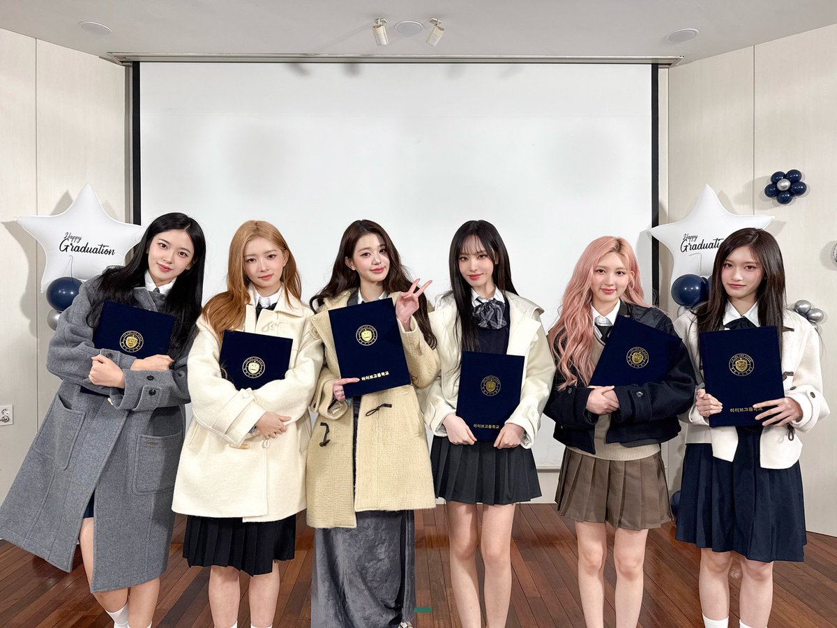 📸 
다이브 ~ 꾸이꾸이꾸이 
(우리 졸업했기니 🎓)

우리들의 추억이 가득했던 그 교실 .. 기억나 ?
눈물 없인 볼 수 없는 졸업식까지 기대해줘  ˃̣̣̥ ˂̣̣̥　

이번 앨범 활동도 ➕만 가득하게
기억에 오래 남을 순간들로 채워줄게
같이 즐겨보자 🌀🖤

#IVE #아이브 
#REVIVE_PLUS 
#BANGBANG