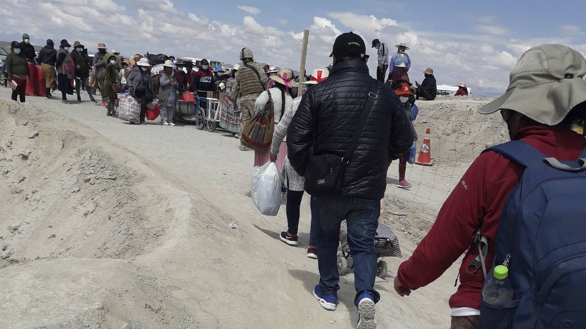 noticiasfides's tweet image. 🔵#GrupoFides | #ANF #Migrantes 𝐌𝐮𝐣𝐞𝐫𝐞𝐬 𝐛𝐨𝐥𝐢𝐯𝐢𝐚𝐧𝐚𝐬 𝐬𝐨𝐬𝐭𝐢𝐞𝐧𝐞𝐧 𝐥𝐚 𝐯𝐢𝐝𝐚 𝐞𝐧 𝐭𝐫á𝐧𝐬𝐢𝐭𝐨: 𝐜𝐮𝐢𝐝𝐚𝐝𝐨𝐬 𝐢𝐧𝐯𝐢𝐬𝐢𝐛𝐥𝐞𝐬 𝐞𝐧 𝐥𝐚 𝐦𝐢𝐠𝐫𝐚𝐜𝐢ó𝐧 𝐫𝐮𝐫𝐚𝐥 𝐡𝐚𝐜𝐢𝐚 𝐂𝐡𝐢𝐥𝐞
Lea la nota aquí 👉 acortar.link/RC9pAJ